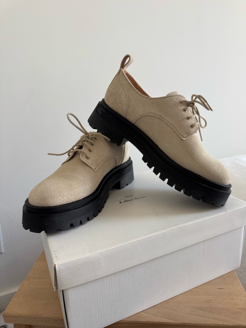 & Other Stories Beige Suede Lace-Up Women's Oxford Shoes with Chunky Black Sole - Picture 3 of 11